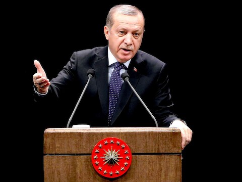 De Turkse president Erdogan zei gisteren dat het oordeel van het parlement voor hem geen waarde heeft. Hij beschuldigde Europa er opnieuw van de kant van terroristische organisaties te kiezen.