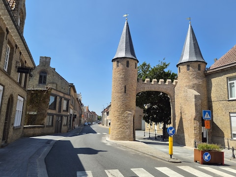 De historische Westpoort in het centrum van Lo oogt opgefrist na de restauratie.