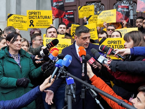 “Stop de dictatuur”, stond op pamfletten toen George Simion de pers toesprak na de geannuleerde presidentsverkiezingen in november.