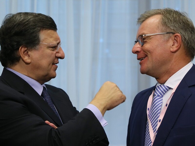 De Litouwse financieminister Rimantas Sadzius (rechts), hier in gesprek met commissievoorzitter Barosso, leidt de onderhandelingen.