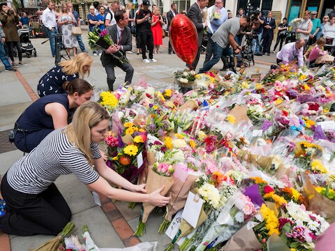 Vier dagen na de vreselijke aanslag zwelt het bloementapijt alleen maar aan. Mensen uit Manchester en daarbuiten komen steun betuigen.
