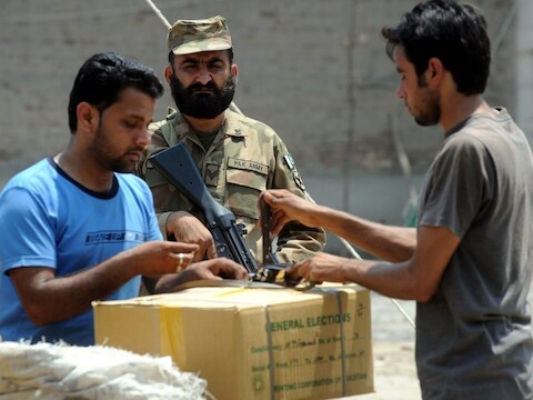 Op 11 mei worden in Pakistan algemene verkiezingen gehouden, een soldaat houdt wacht bij de voorbereidingen