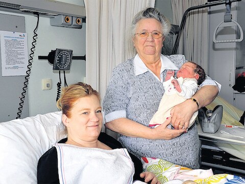 Oma Roelofje van der Velde met haar zestigste kleinkind en schoondochter Tamara in het ziekenhuis.