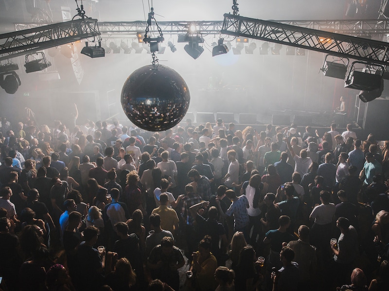 Enorme discobal stort neer op bedrijfsfeest in Kopenhagen: Deense man (40) ernstig gewond