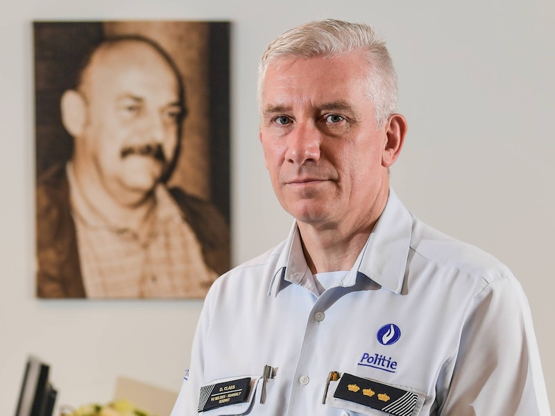 Een archieffoto van korpschef Dirk Claes met in de achtergrond een overleden collega, Eddy Strijckers.
