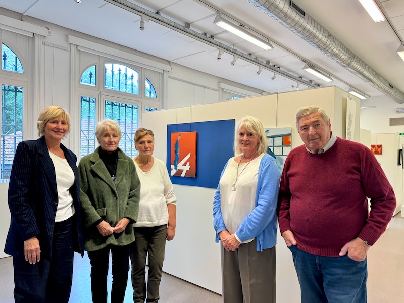 De expo ‘Kunst beweegt waar Parkinson vertraagt’ is geopend in Galerie Van den Weyngaert in Brasschaat. Mensen met en zonder de ziekte van Parkinson stellen er tentoon. V.l.n.r.: Tris D’Hulst van Academie Borsbeek, exposant met parkinson Ingrid Neefs, Raymonds vrouw Josée Couwet, coördinator Martine Vrints en verantwoordelijke Raymond Dhilemans 