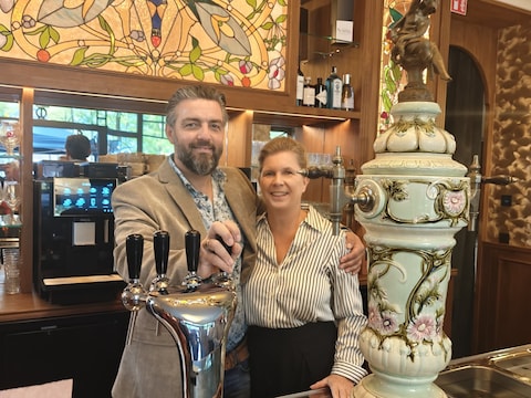 Stijn en Liesbeth in hun nieuwe Grand Café Quirinus in Vlimmeren.