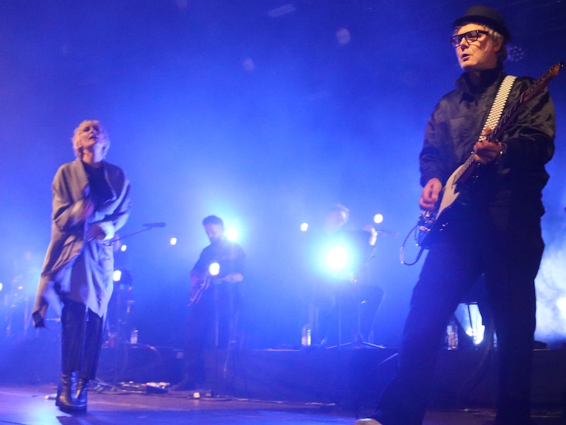 KIJK. Duizenden fans nemen afscheid van Geike en Raymond bij Hooverphonic in Sint-Niklaas: “Ik heb al veel gehuild”