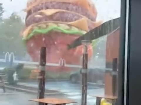 Gigantische hamburger vliegt over parking van McDonald's 