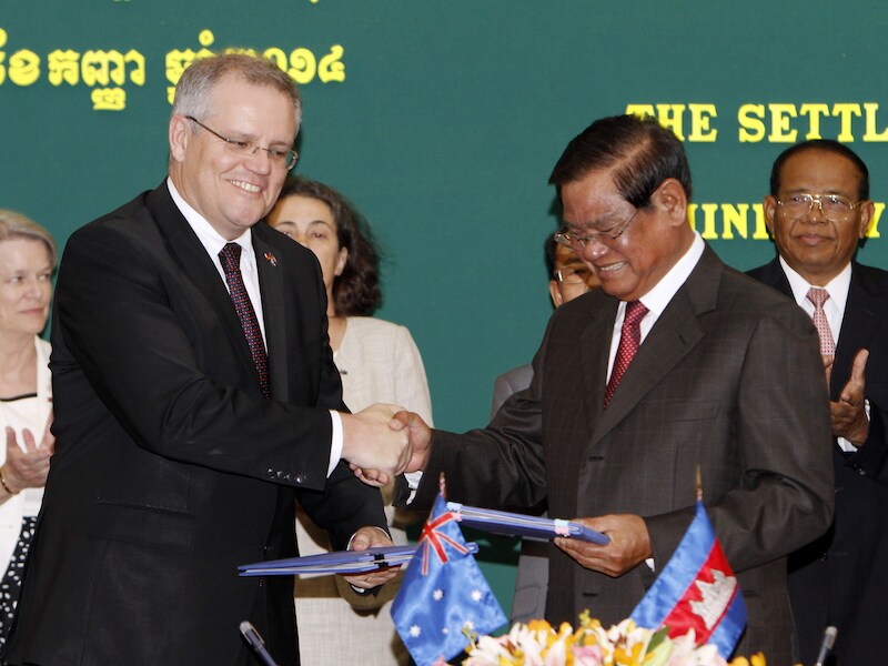 De Australische immigratieminister Scott Morrison (links) in Cambodja om het akkoord te ondertekenen voor de opvang van immigranten.