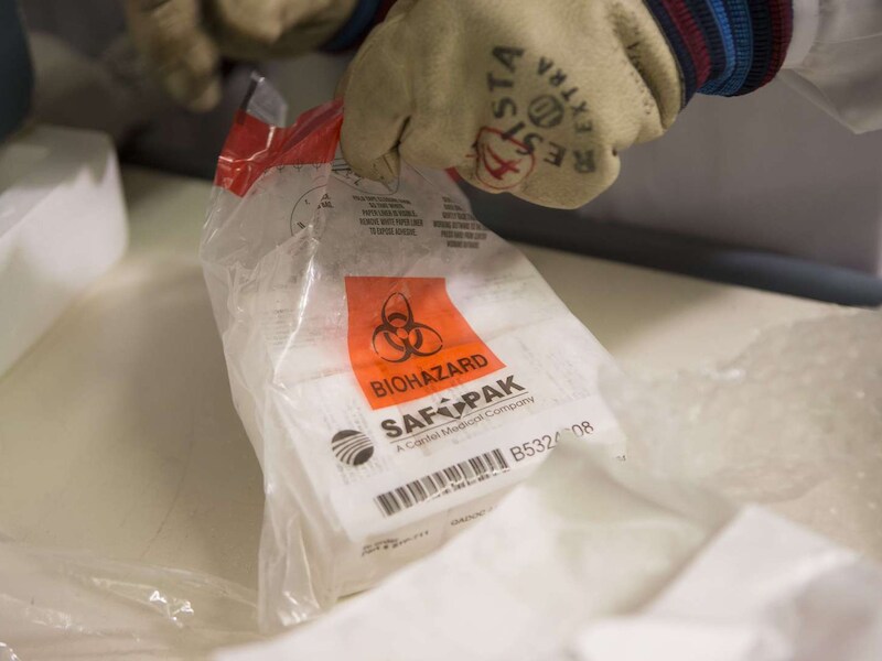 Een experimenteel ebolavaccin uit Canada in het Universiteitsziekenhuis in Genève.