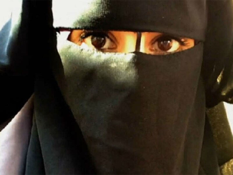 Angela B.hult zich, sinds ze koos voor de radicale islam, in een nikab.