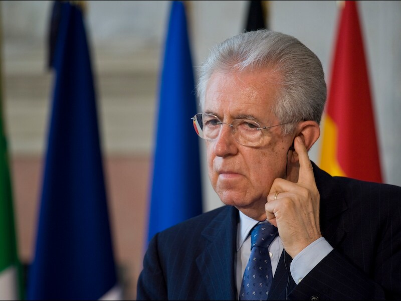 Technocraat Monti kan zijn oren nauwelijks geloven. De leden van de eurozone komen zijn eisen tegemoet.