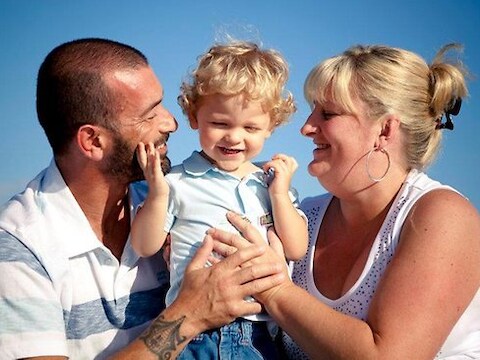 Glen Folkard met zijn vrouw Angela en hun zoontje Cooper.