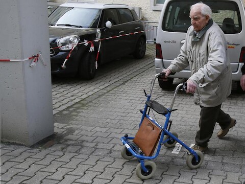 Siert Bruins bij zijn aankomst aan de rechtbank in de stad Hagen.