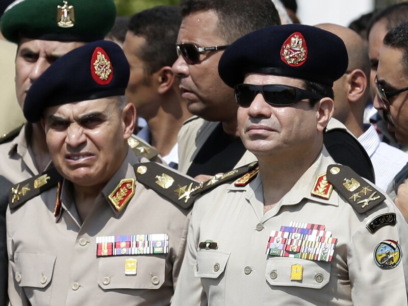 Egyptische minister van Defensie Abdel-Fattah el-Sissi en de premier van Egypte Hazem el-Beblawi.