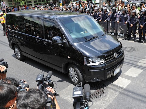 Voormalig premier Yingluck Shinawatra komt aan in de legerbasis in Bangkok.