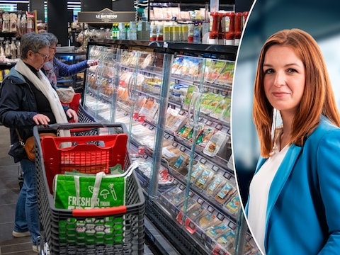 Klanten in een Delhaize-supermarkt / rechts: politiek journalist Astrid Roelandt