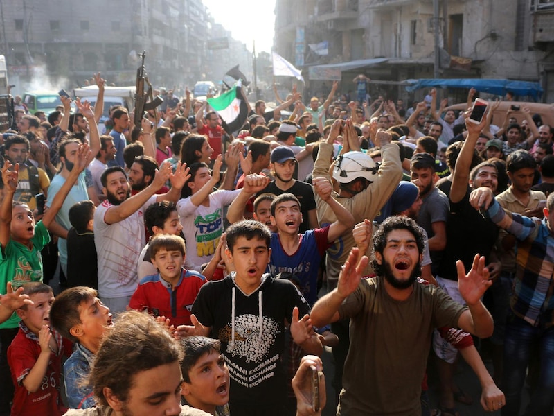 Syriërs verzamelen in Aleppo om te vieren.