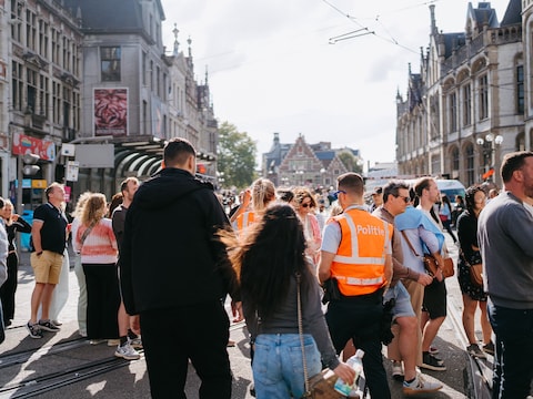 Aan de Sint-Michielshelling in Gent is in de nacht van maandag op dinsdag een man gewond geraakt bij een steekincident. 