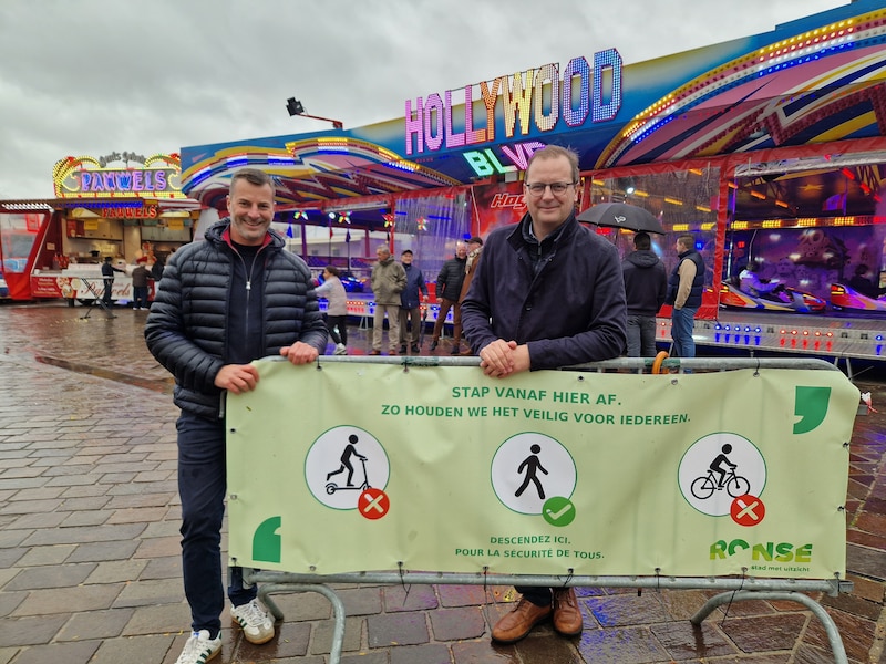 Sensibiliseringsactie op de Grote Markt tijdens evenementen: vanaf nu moeten gebruikers van fietsen en steps afstappen.