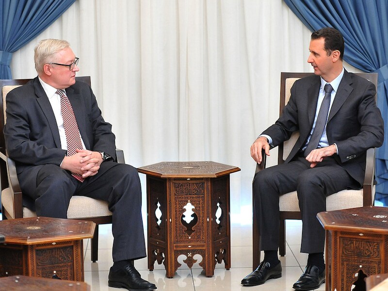 De Russische viceminister van Buitenlandse Zaken Sergei Ryabkov in gesrek met de Syrische president Assad.