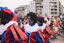 Afgelopen zaterdag viel op dat Hasselt honderden Pieten verwelkomde met roetvegen, volledig geschminkt, maar ook zonder.