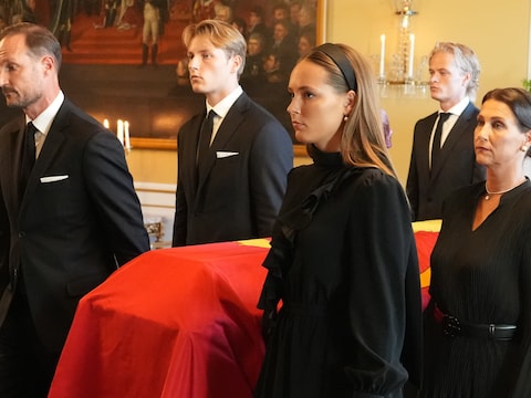 Controverse in Noorwegen omdat veroordeelde Marius kist van Harald mee mocht dragen: “Een brug te ver”