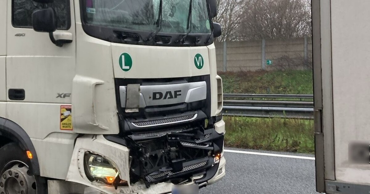 A58 bezaaid met brokstukken door ongeluk met vrachtwagen, opruimactie leidt tot grote file