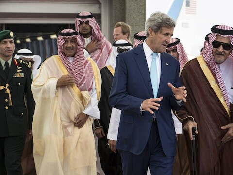 John Kerry spreekt met zijn Saoedische evenknie Saud al-Faisal.
