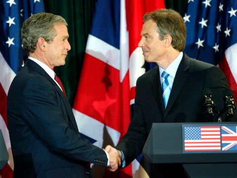 George Bush en Tony Blair na een gezamenlijke persconferentie in Belfast op 8 april 2003.
