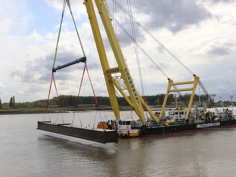 De bekisting werd uit de Schelde gehesen