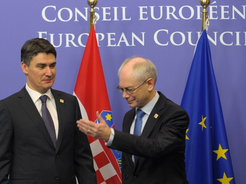 Herman Van Rompuy begroet de Kroatische premier Zoran Milanovic.