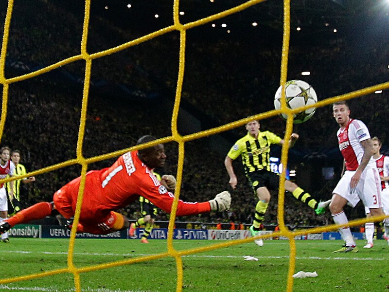 Robert Lewandowski knalt raak in de heenmatch.