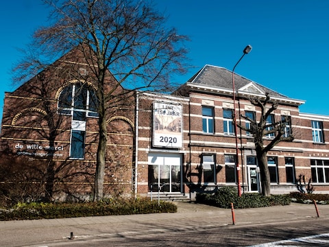 De voorstelling vindt plaats in de bibliotheek van Lint.
