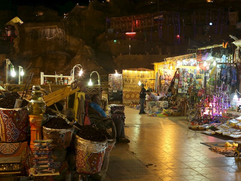 Niet lang geleden was het hier nog over de koppen lopen, maar de lokale winkeliers in Sharm El-Sheikh zien amper nog toeristen.