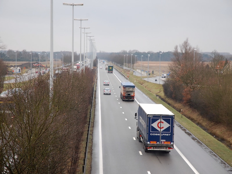 Vrachtwagenchauffeur (42) kijkt “tien seconden” naar gsm en ontsnapt aan extra rijverbod