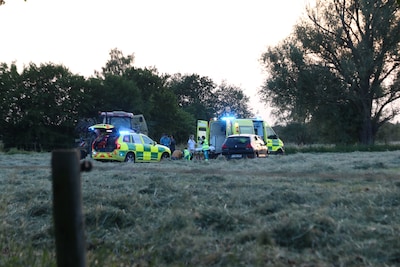 Vrouw (56) zwaargewond nadat paard haar omverloopt in weide in Waasmunster