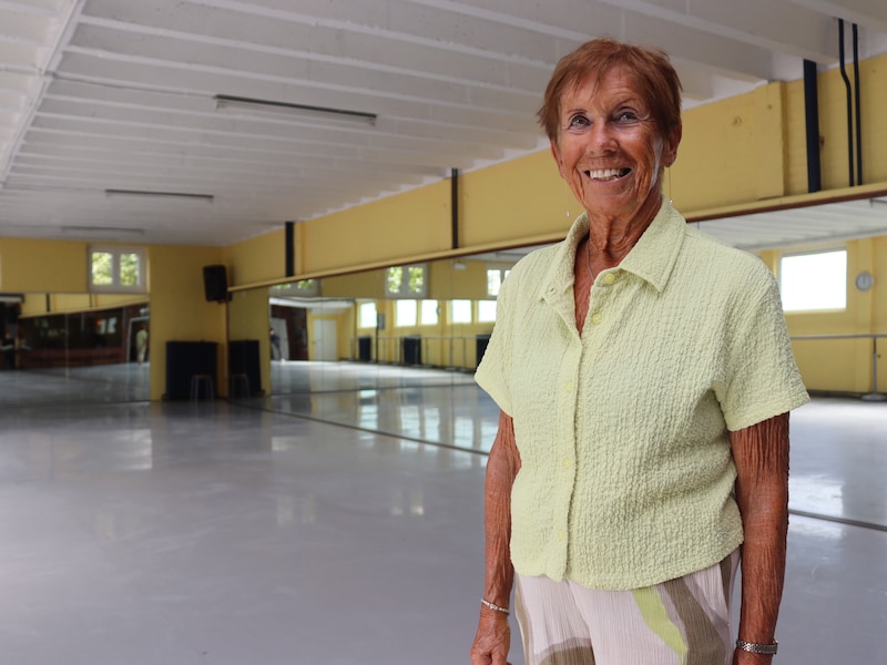 85 jaar jong, maar jeugd kan dansleerkracht Claire amper bijhouden: “Ierse tap, daar waagt bijna niemand zich nog aan”