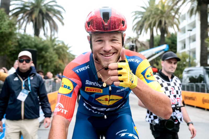 “Alles is oké met Jasper”: Jonathan Milan wint chaotische slotsprint ...