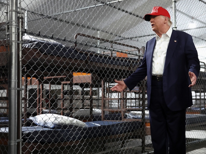 Trump tijdens zijn bezoek aan een tijdelijk detentiecentrum voor immigranten, informeel bekend als “Alligator Alcatraz”.