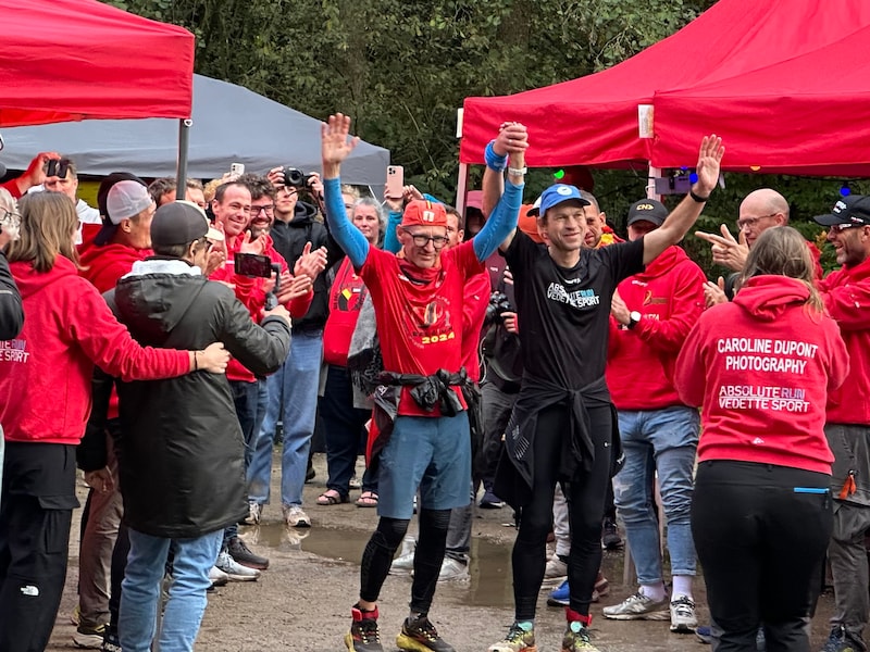 Merijn Geerts (zwart) en Ivo Steyaert (rood) braken het wereldrecord Backyard Ultra