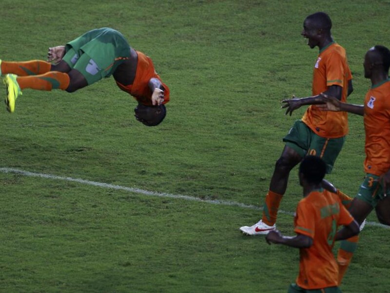 Emmanuel Mayuka viert zijn doelpunt.