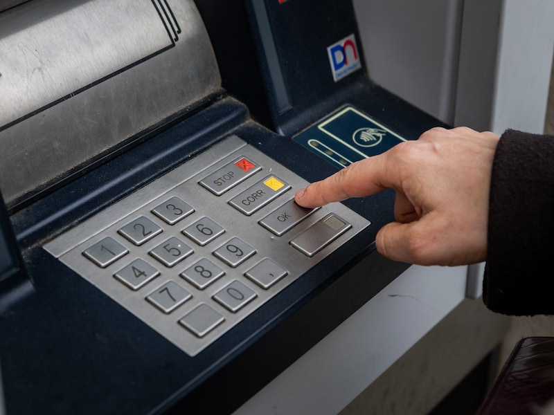 Aan een bankautomaat proberen de dieven mee te kijken over je schouder. 