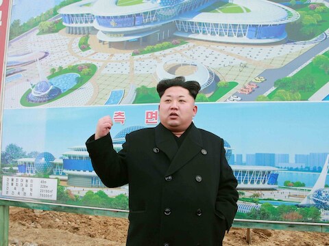 Een foto van het Noord-Koreaanse staatspersbureau waarop Kim Jong-Un deze week een wetenschapscomplex bezoekt