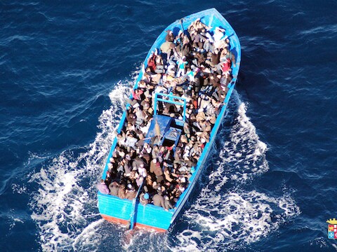 Een boot vol vluchtelingen nabij Lampedusa.