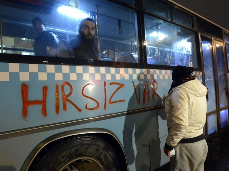 "Er zijn dieven", spuit een betoger op een bus in Istanbul.