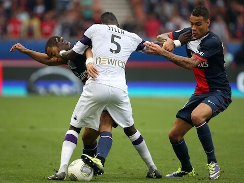 Gregory van der Wiel (r) in duel met Sylla van Toulouse.