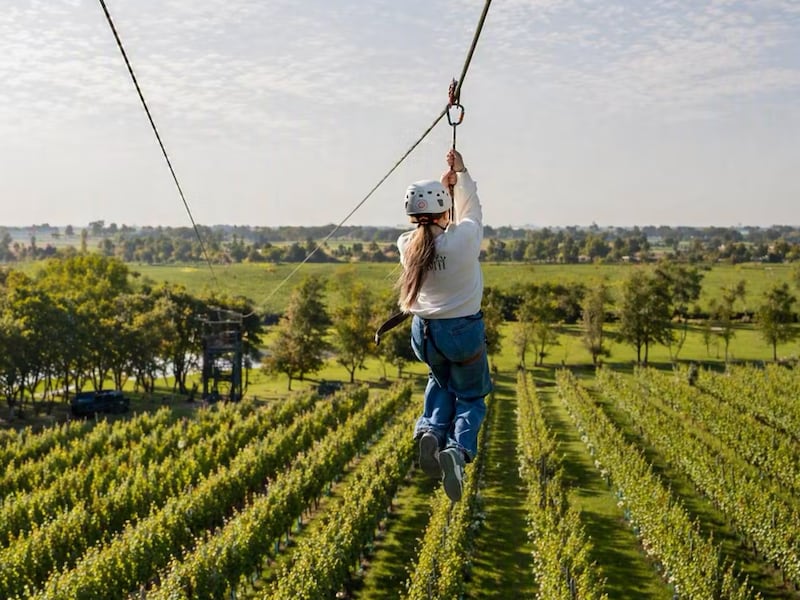 De zipline vertrekt op een hoogte van 16 meter. 