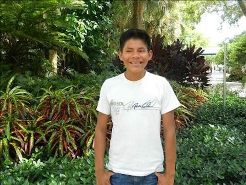 Luis Canelos (17) schoot zich in het kruis met het geweer van zijn vader toen hij negen was. Hij is nu in Miami om zich te laten opereren.